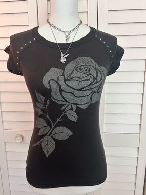 Women’s Dark Gray Rose Graphic Tee Size Medium